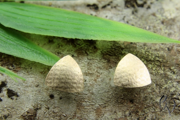 Dreieckige Ohrstecker aus Rotgold